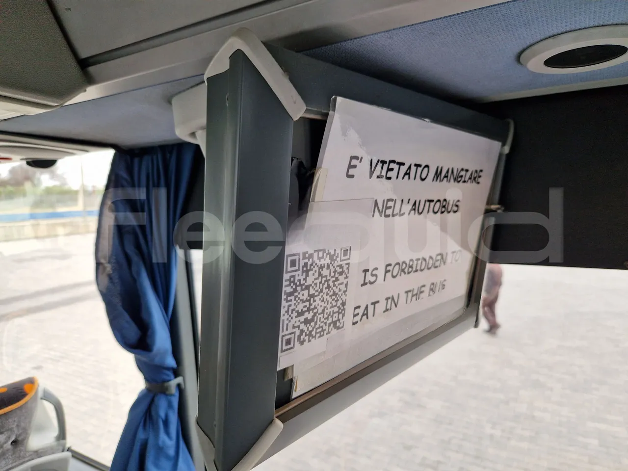 Mercedes-Benz Tourismo RHD / Euro 6 - 290 Kw - 12,140 Mt - monitor detail photo