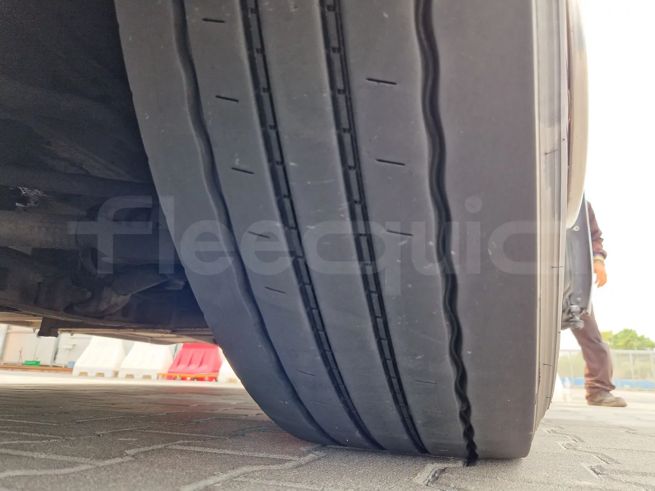 Mercedes-Benz Tourismo RHD / Euro 6 - 290 Kw - 12,140 Mt - tread condition front tires right
