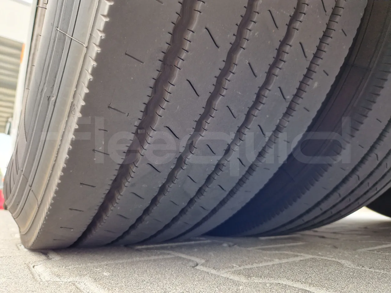 Mercedes-Benz Tourismo RHD / Euro 6 - 290 Kw - 12,140 Mt - tread condition second axle tires left