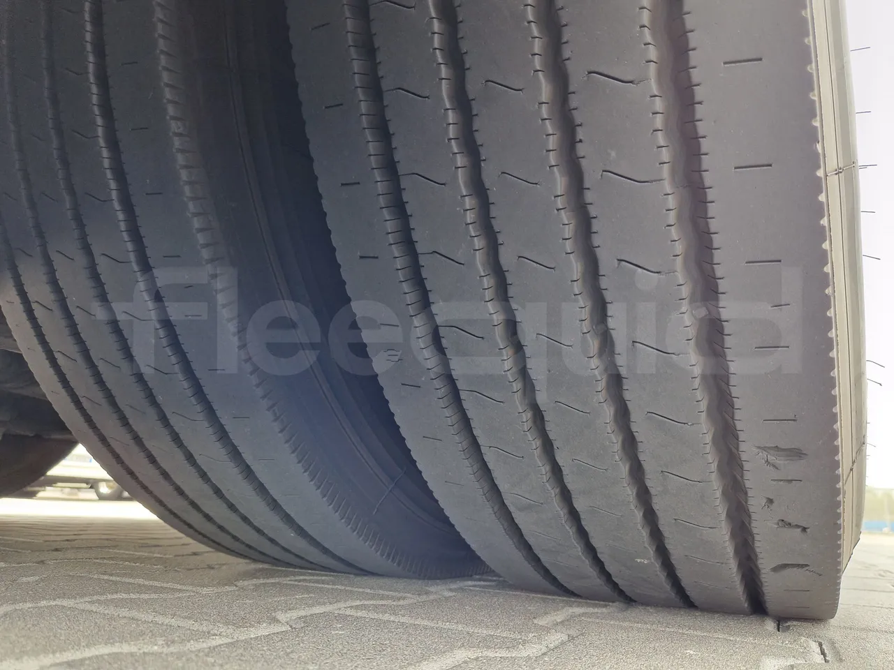Mercedes-Benz Tourismo RHD / Euro 6 - 290 Kw - 12,140 Mt - tread condition third axle tires right