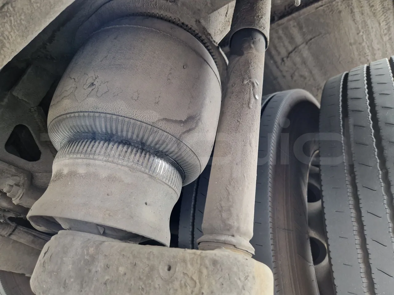 Mercedes-Benz Tourismo RHD / Euro 6 - 290 Kw - 12,140 Mt - axle 2 shock absorbers 1 right