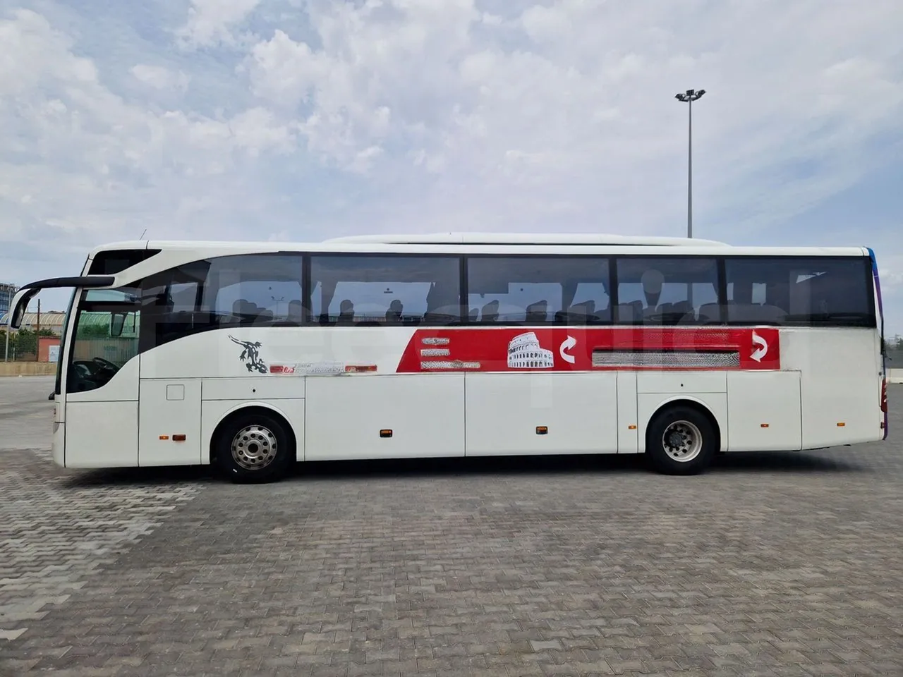Mercedes-Benz Tourismo RHD / Euro 6 - 290 Kw - 12,140 Mt - left side photo
