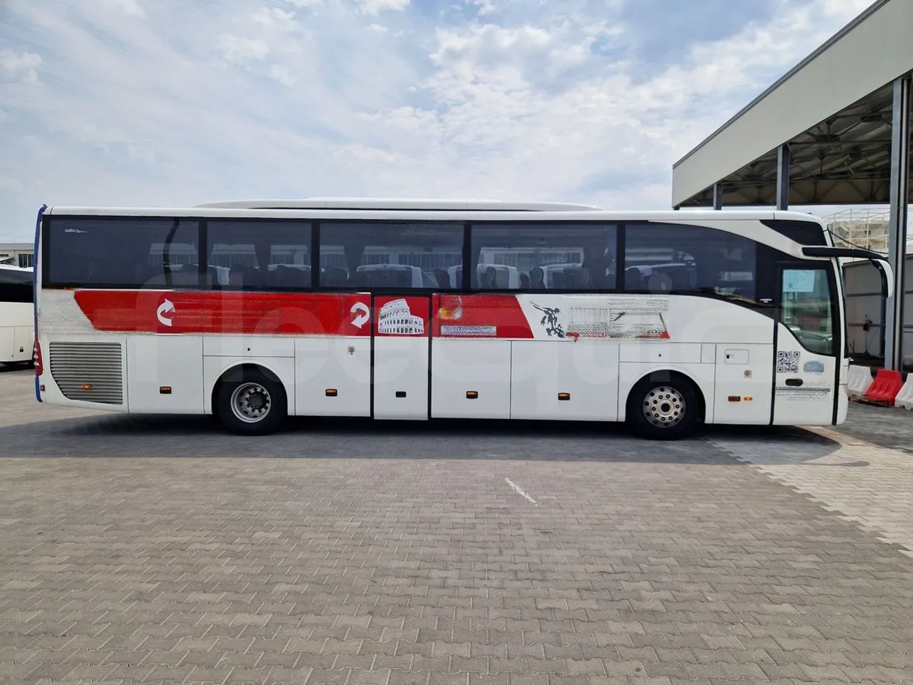 Mercedes-Benz Tourismo RHD / Euro 6 - 290 Kw - 12,140 Mt - right side doors closed