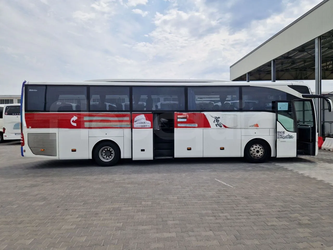 Mercedes-Benz Tourismo RHD / Euro 6 - 290 Kw - 12,140 Mt - right side doors open