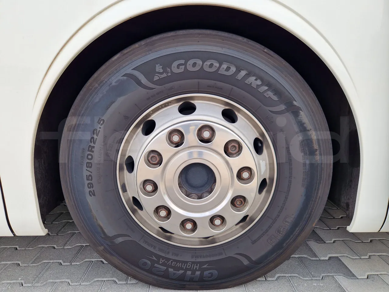 Mercedes-Benz Tourismo RHD / Euro 6 - 290 Kw - 12,140 Mt - front left tire measurements