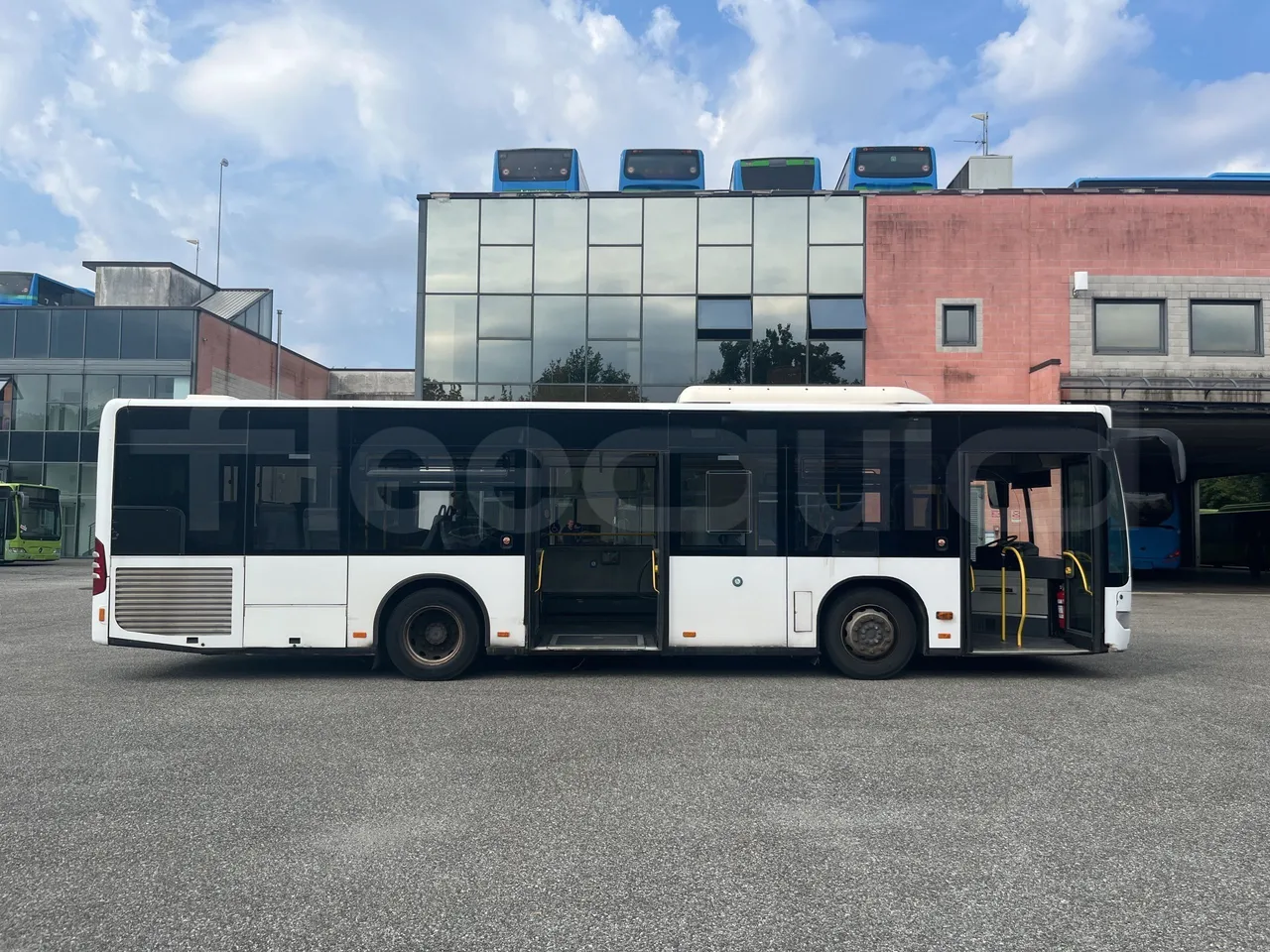 Mercedes-Benz Citaro K - Right Side Doors Open