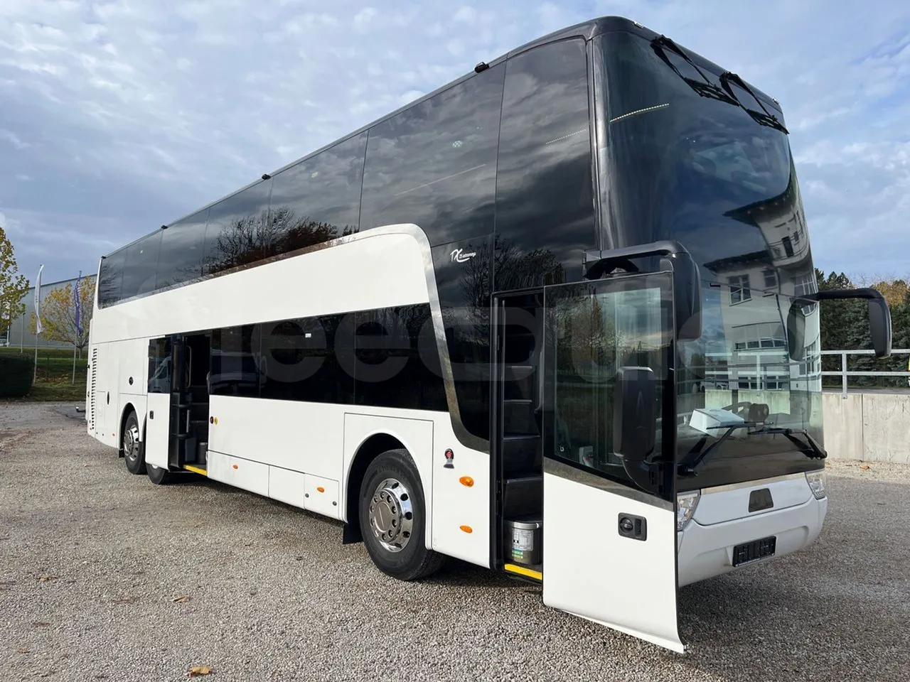 Van Hool Astromega TDX25 - EUR6 - 390kW - 13.15m - 3/4 right front doors open
