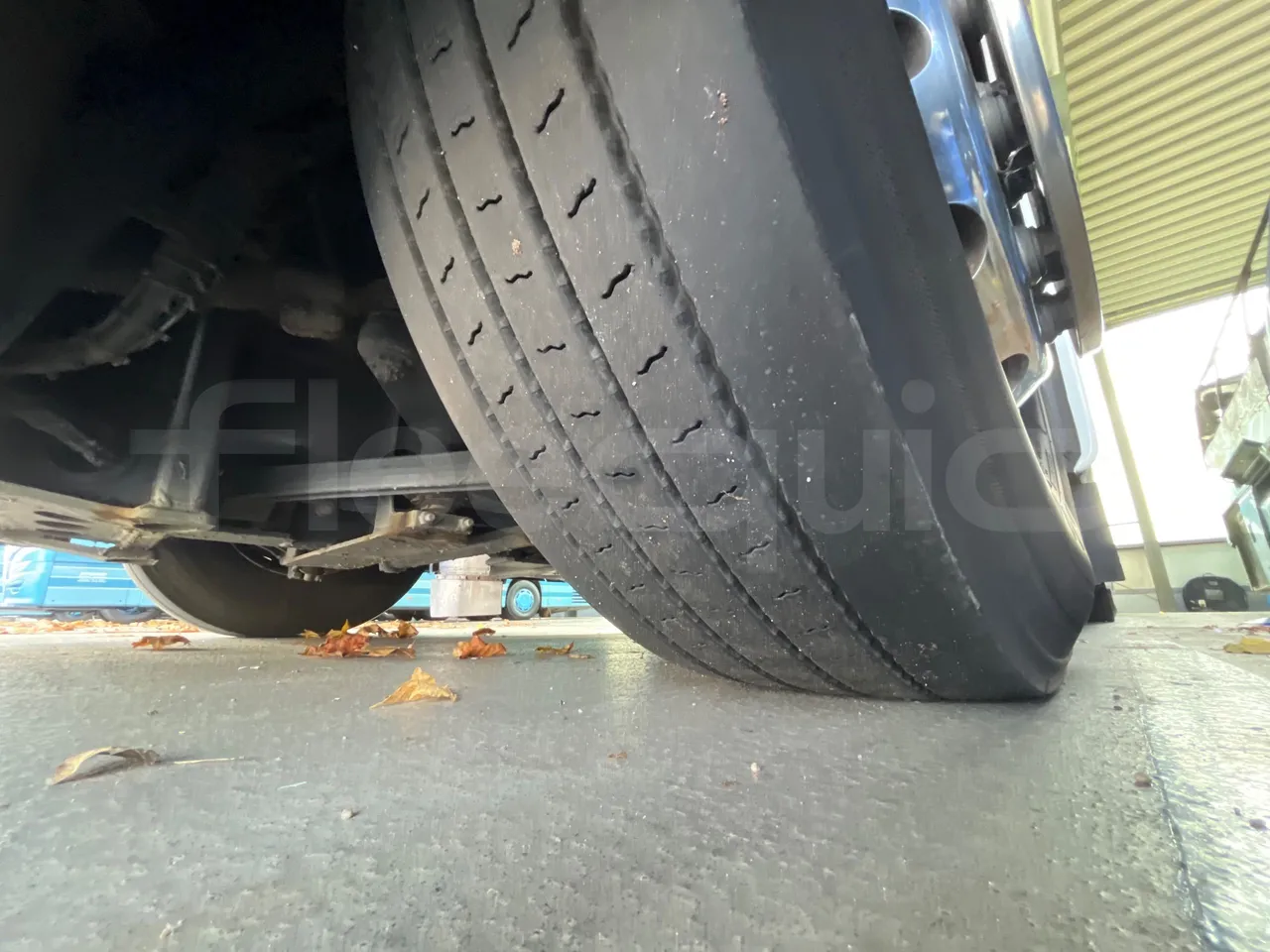 Van Hool Astromega TDX25 - EUR6 - 390kW - 13.15m - tread condition front tires left