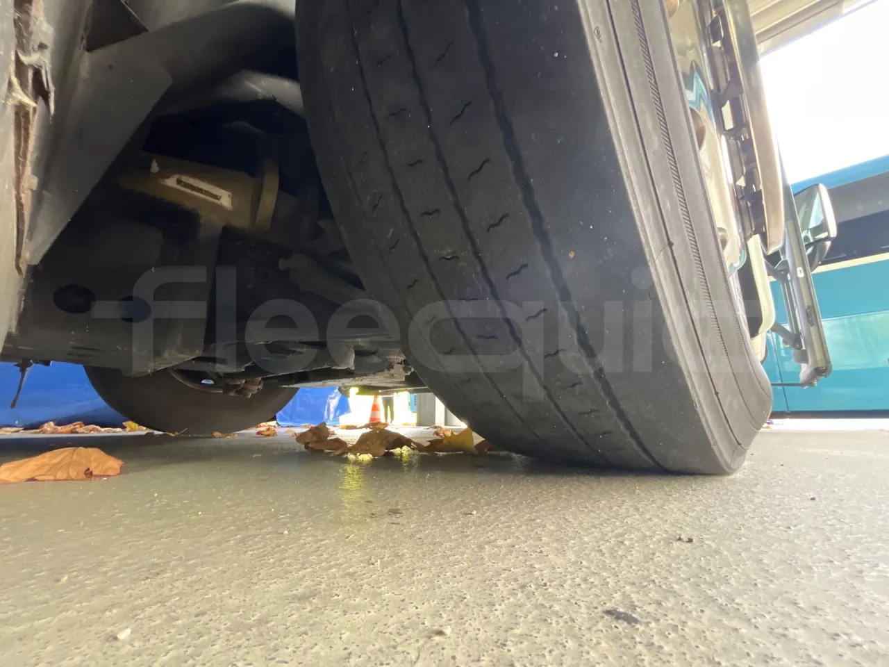 Van Hool Astromega TDX25 - EUR6 - 390kW - 13.15m - tread condition front tires right