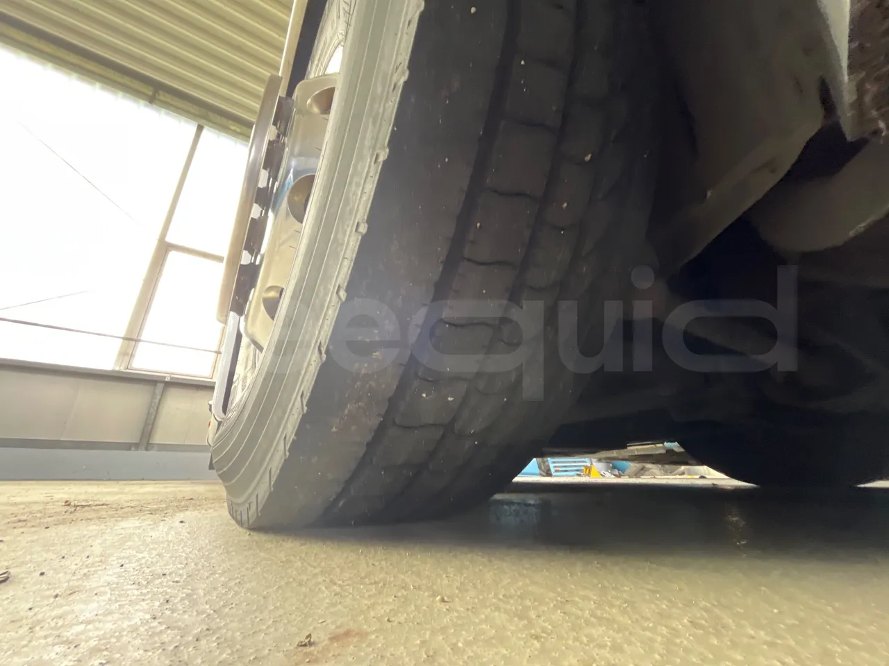 Van Hool Astromega TDX25 - EUR6 - 390kW - 13.15m - tread condition third axle tires right