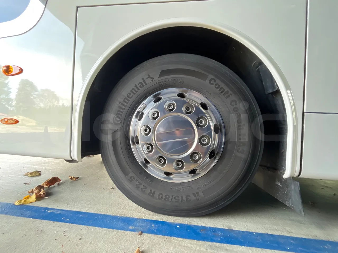 Van Hool Astromega TDX25 - EUR6 - 390kW - 13.15m - front left tire measurements