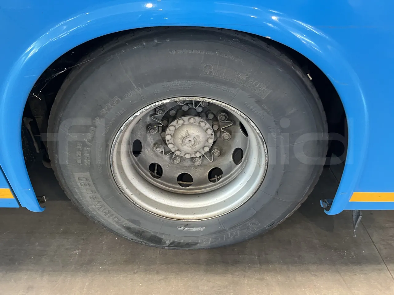 Iveco Crossway - Second Axle Left Side: Complete Wheel