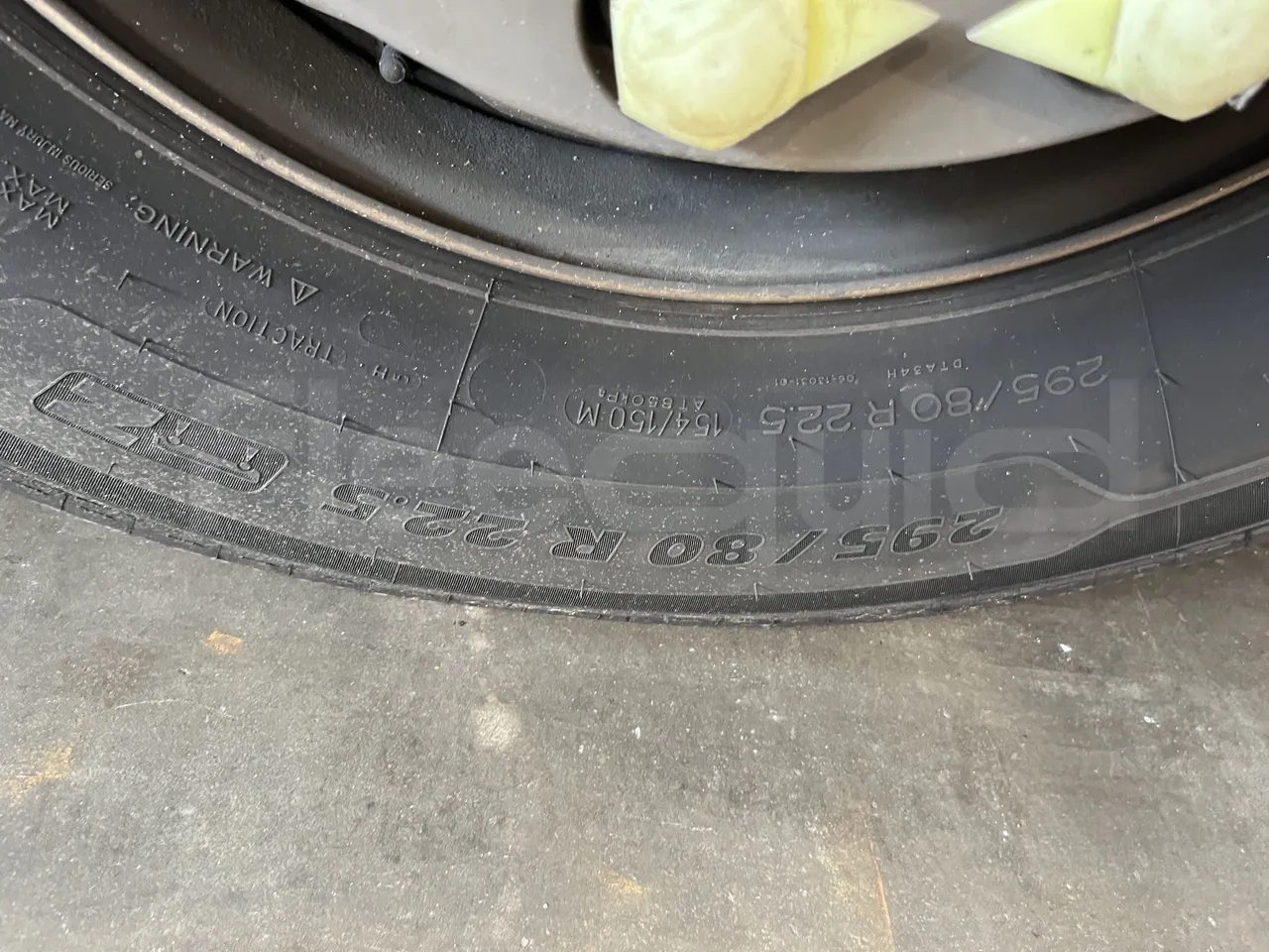 Iveco Crossway - First Axle Left Side: Tyre Size