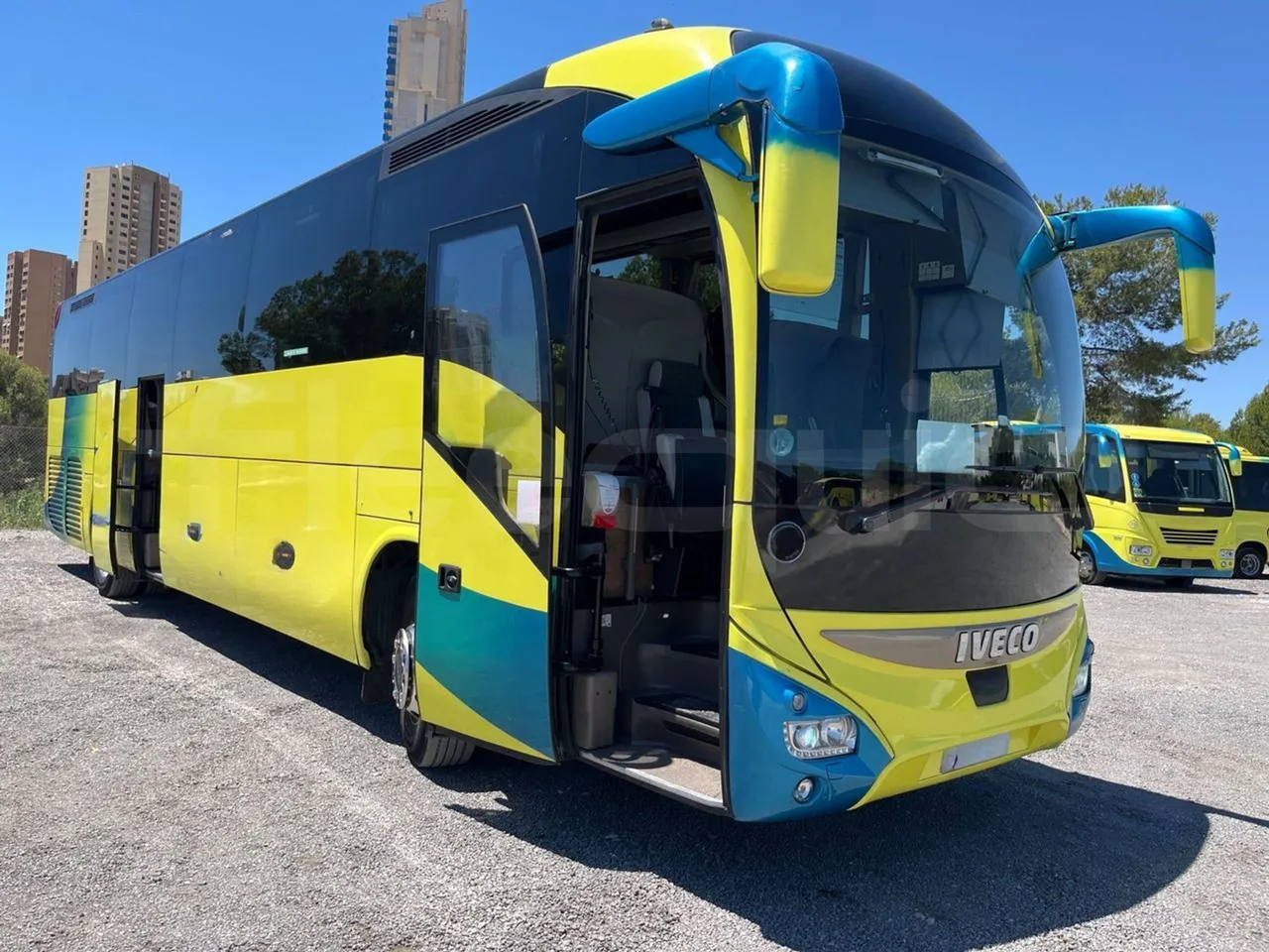 Iveco Magelys SFR2XX - Euro6 - 294kW - 12.830mt - 3/4 right front doors open