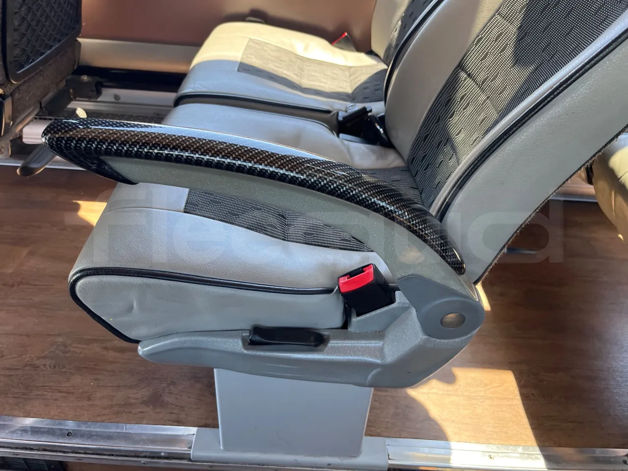 Iveco Magelys SFR2XX - Euro6 - 294kW - 12.830mt - armrest detail photo