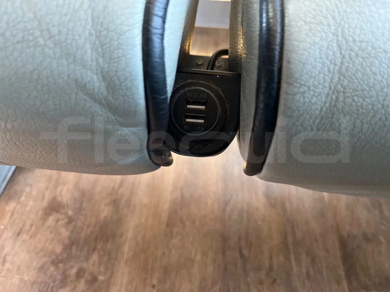 Iveco Magelys SFR2XX - Euro6 - 294kW - 12.830mt - usb charging detail