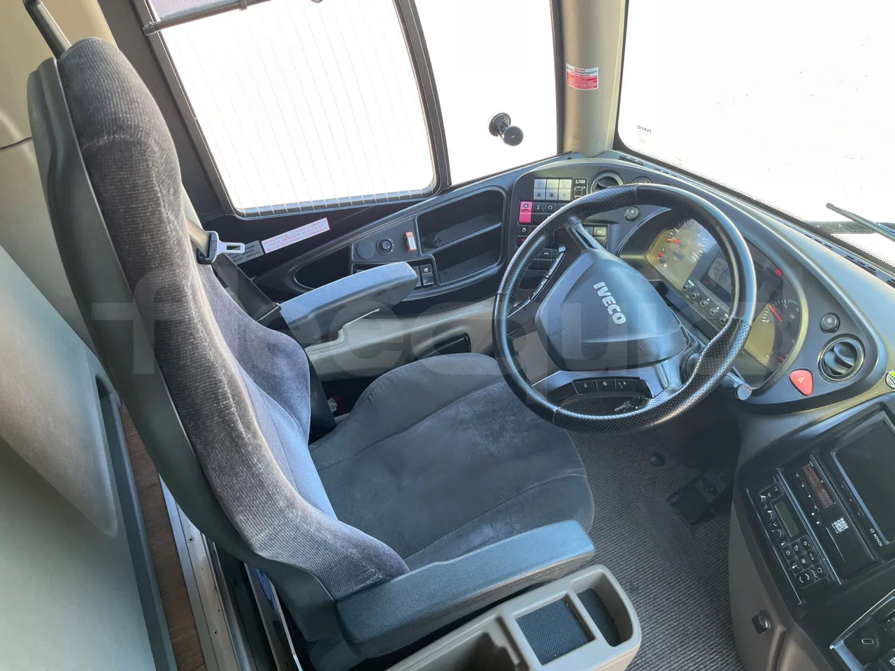 Iveco Magelys SFR2XX - Euro6 - 294kW - 12.830mt - driver's seat photo