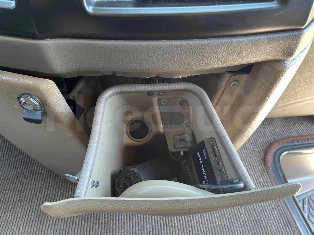 Iveco Magelys SFR2XX - Euro6 - 294kW - 12.830mt - power outlets detail