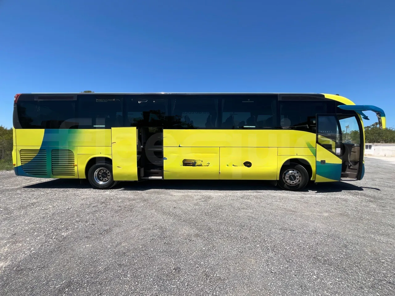 Iveco Magelys SFR2XX - Euro6 - 294kW - 12.830mt - right side doors open