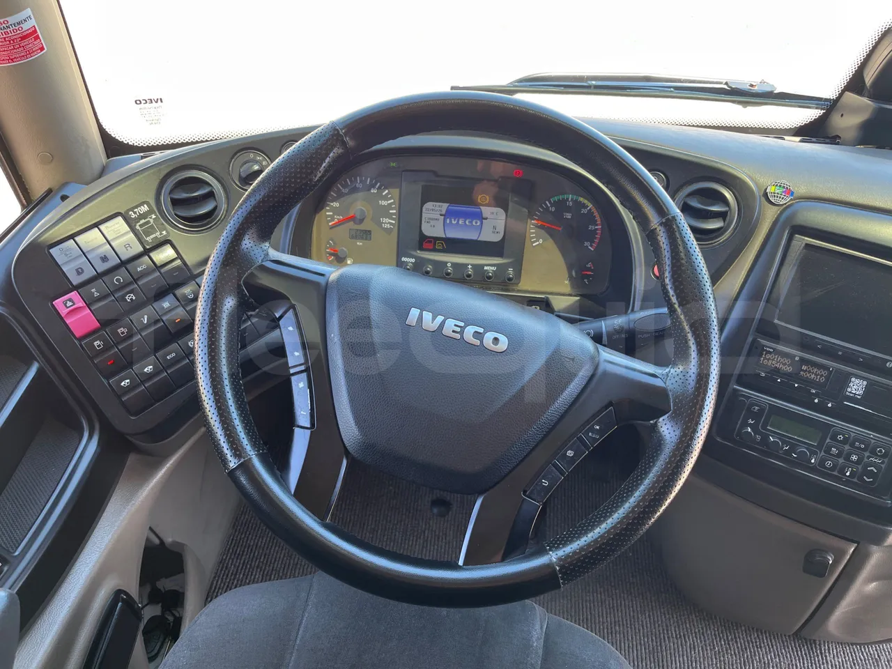 Iveco Magelys SFR2XX - Euro6 - 294kW - 12.830mt - steering wheel photo