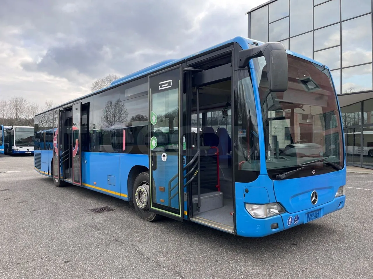 Mercedes-Benz Citaro O 530/2PCL2E4 - Euro 4 - 210 kW - 11,950 mt - 3/4 right front doors open