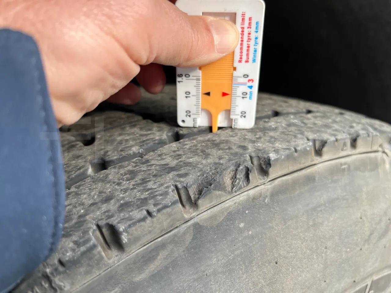 Mercedes-Benz Citaro O 530/2PCL2E4 - Euro 4 - 210 kW - 11,950 mt - tread condition front tires left