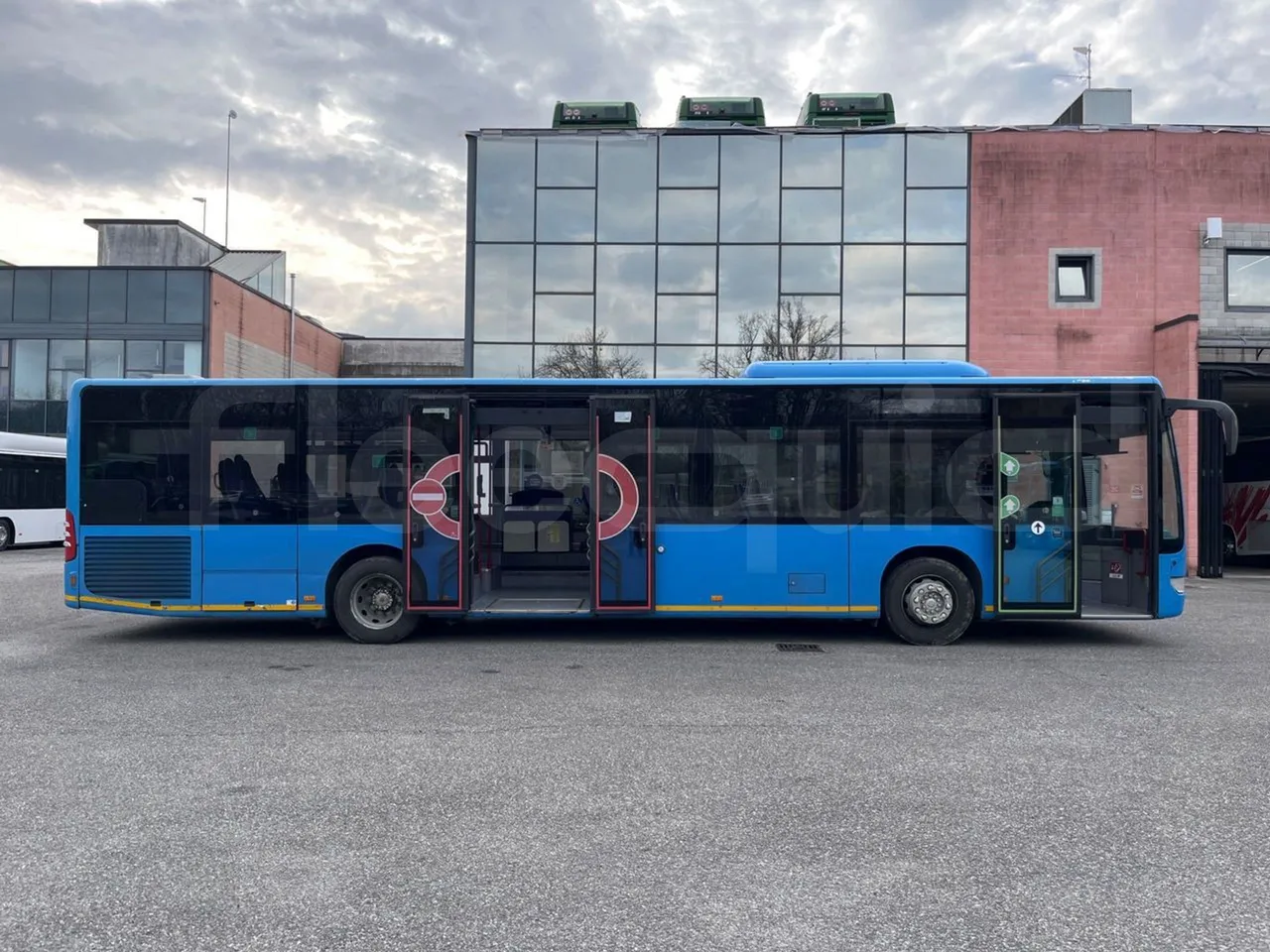 Mercedes-Benz Citaro O 530/2PCL2E4 - Euro 4 - 210 kW - 11,950 mt - right side doors open