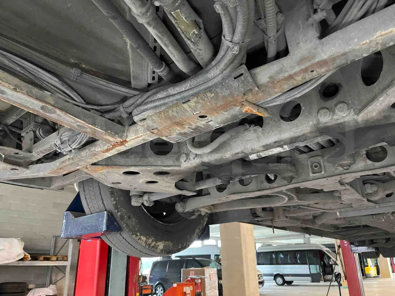 Mercedes-Benz Citaro O 530/2PCL2E4 - Euro 4 - 210 kW - 11,950 mt - front axle right side