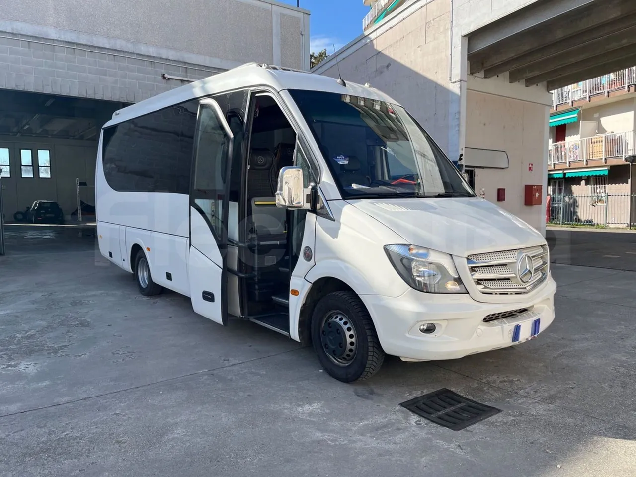 Mercedes-Benz Sprinter   906BA50 - Euro6 - 140kW - 7.700mt - 3/4 right front doors open