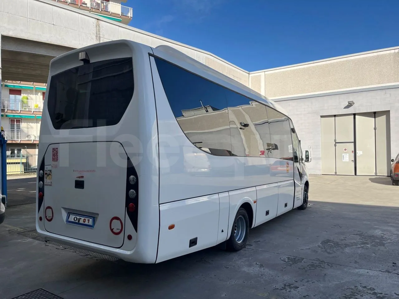 Mercedes-Benz Sprinter   906BA50 - Euro6 - 140kW - 7.700mt - 3/4 right rear doors closed