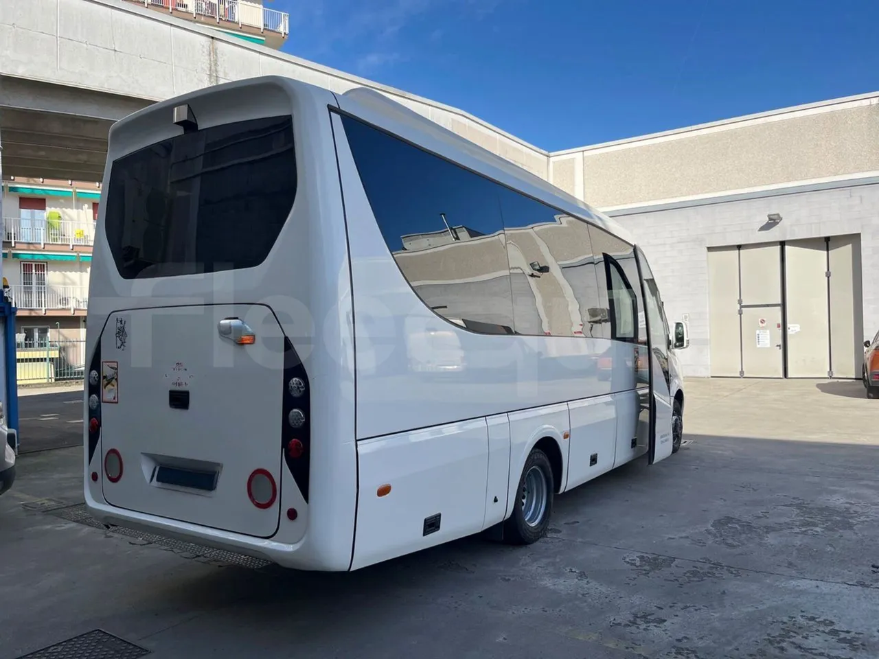 Mercedes-Benz Sprinter   906BA50 - Euro6 - 140kW - 7.700mt - 3/4 right rear doors open