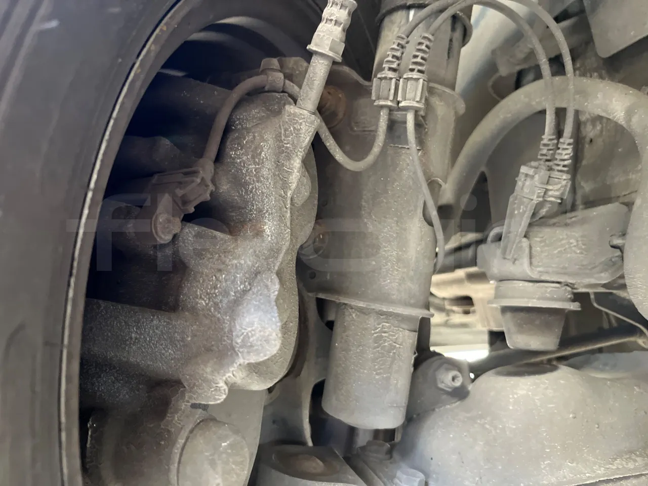 Mercedes-Benz Sprinter   906BA50 - Euro6 - 140kW - 7.700mt - front brake calipers left