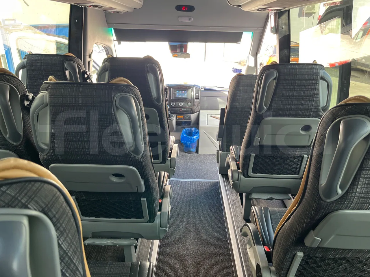 Mercedes-Benz Sprinter   906BA50 - Euro6 - 140kW - 7.700mt - forward view middle aisle