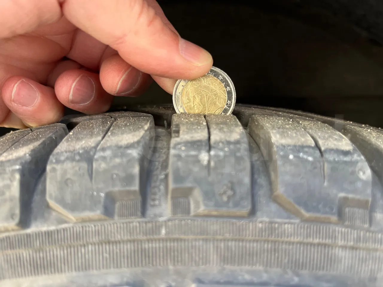 Mercedes-Benz Sprinter   906BA50 - Euro6 - 140kW - 7.700mt - tread condition front tires left