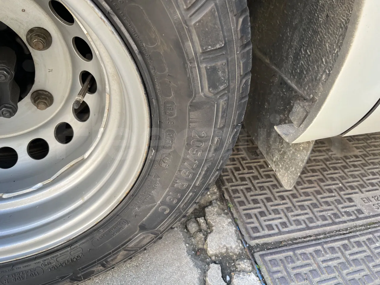 Mercedes-Benz Sprinter   906BA50 - Euro6 - 140kW - 7.700mt - tread condition front tires right