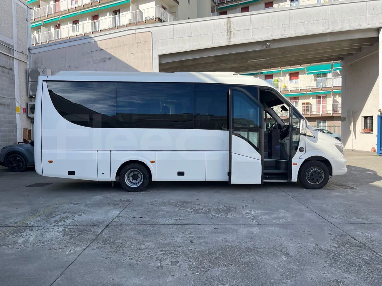 Mercedes-Benz Sprinter   906BA50 - Euro6 - 140kW - 7.700mt - right side doors open