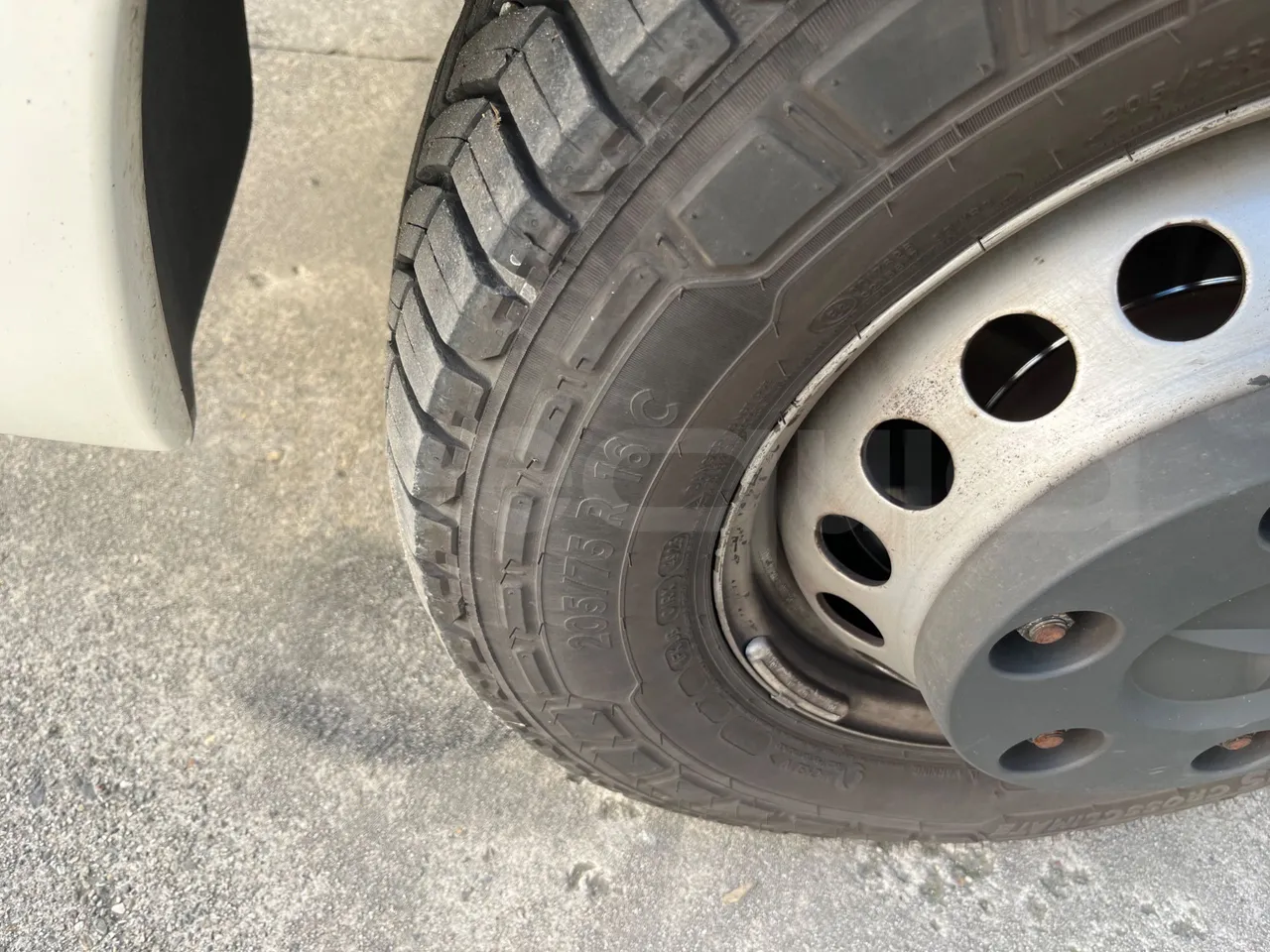 Mercedes-Benz Sprinter   906BA50 - Euro6 - 140kW - 7.700mt - front left tire measurements