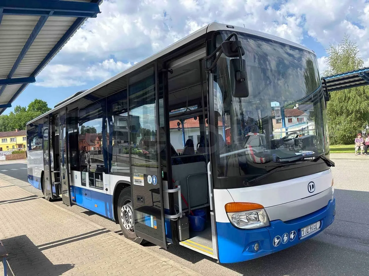 Setra S415 - 3/4 right front doors open