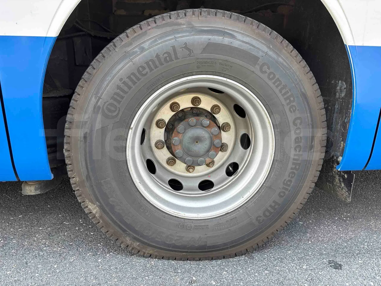 Setra S415 - rear left tire photo