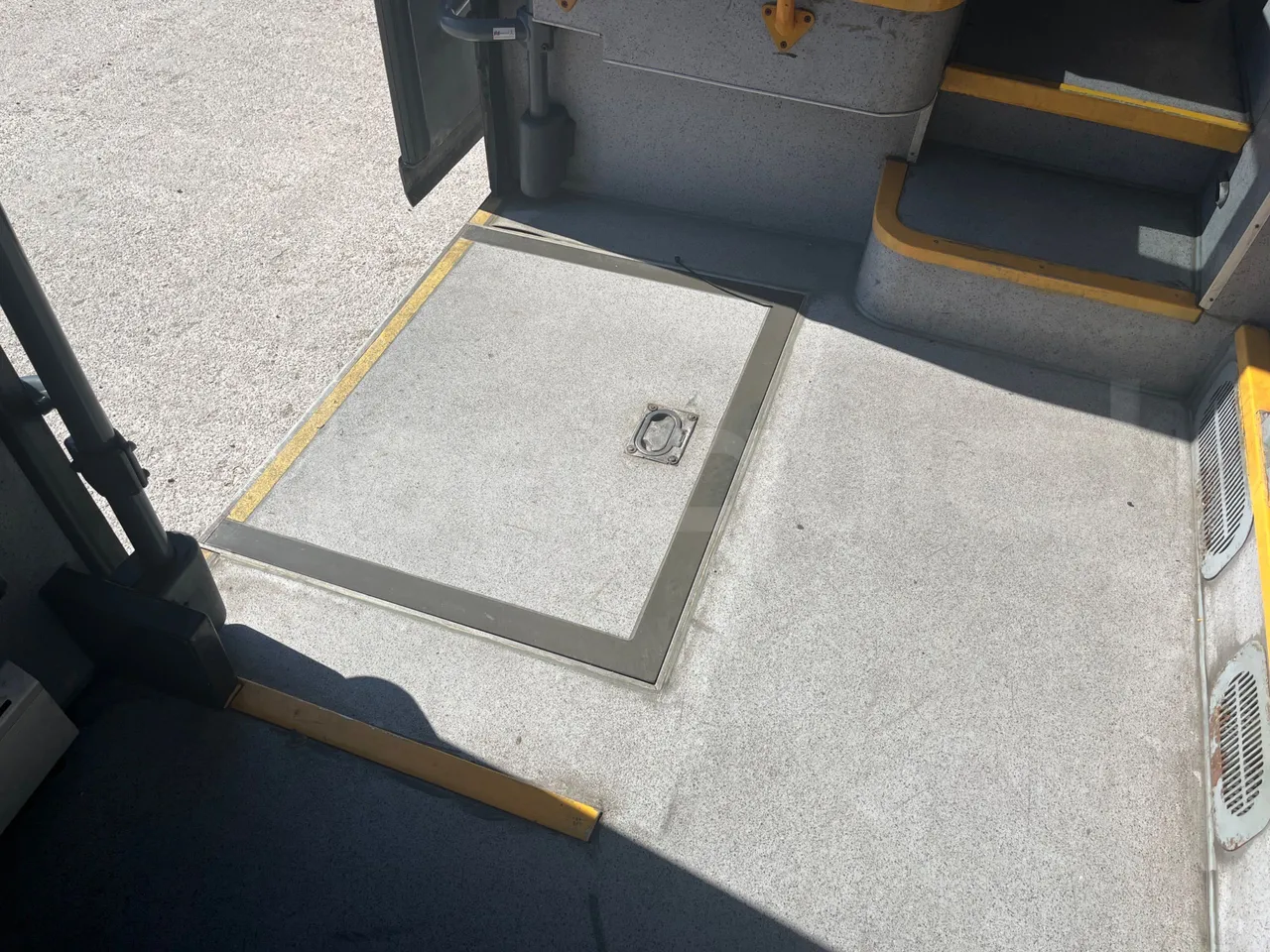 Man Lion's City T A78 - EUR4 - 191kW - 11.857m - floor hatches photo