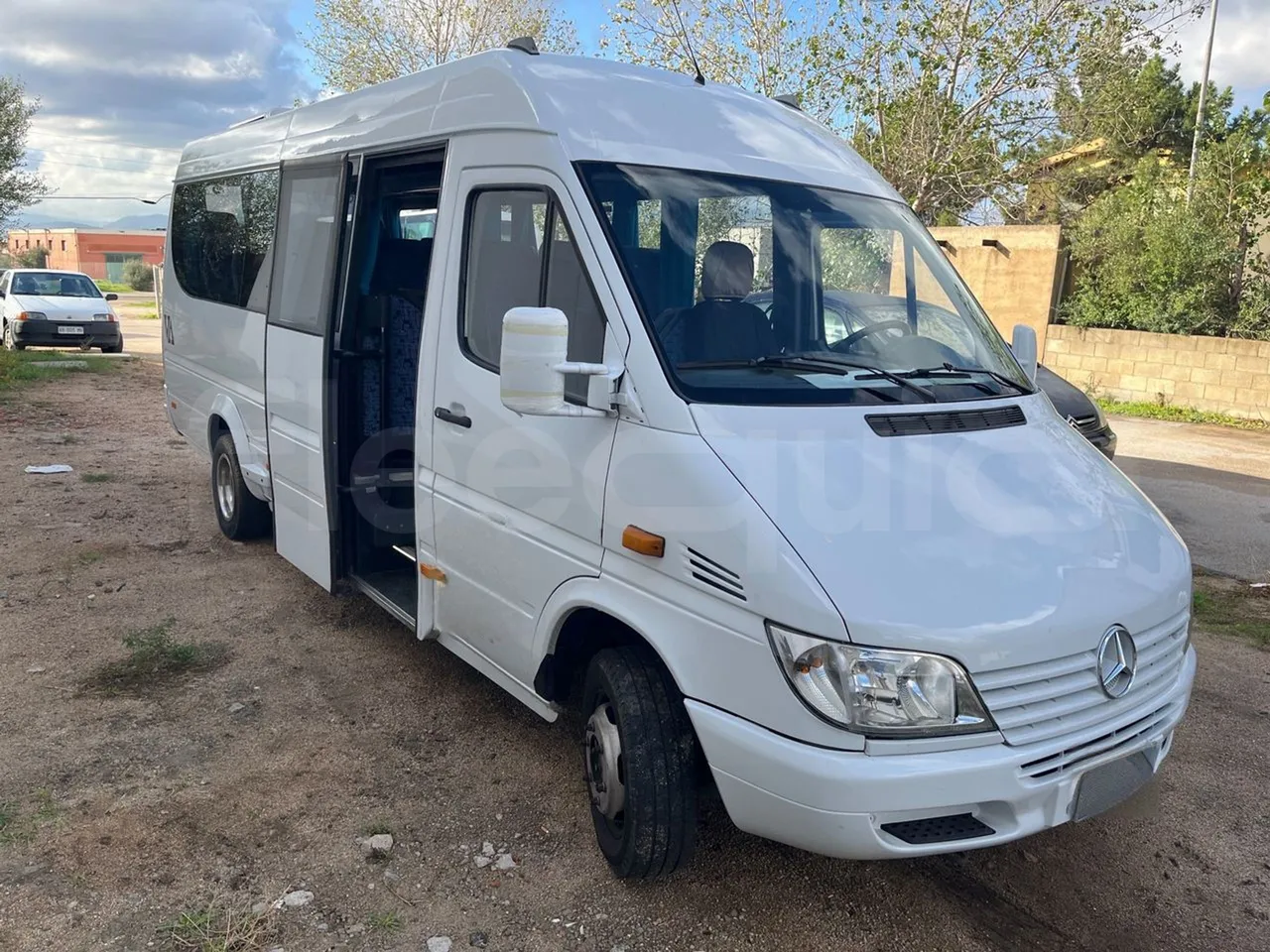 Mercedes-Benz Sprinter 416CD - EUR3 - 115kW - 6.985m - 3/4 right front doors open