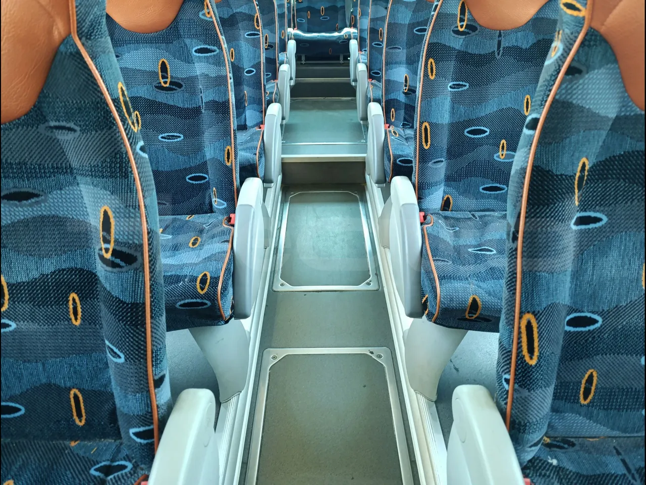 Irizar i6 14.5.37-EUR5-14.98m-345Kw - floor hatches photo