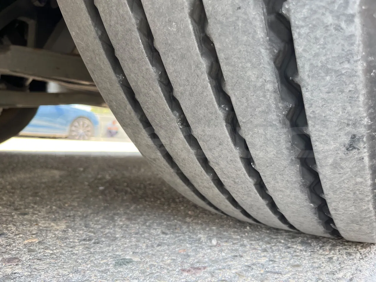 Irizar i6 14.5.37-EUR5-14.98m-345Kw - tread condition front tires right