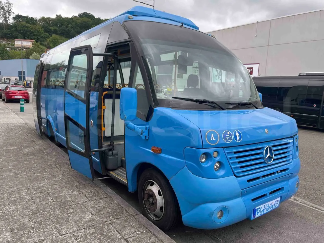 Mercedes-Benz 816 - 3/4 right front doors open