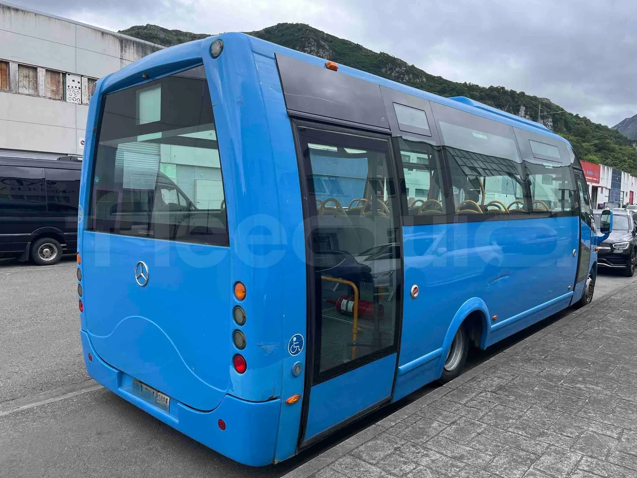 Mercedes-Benz 816 - 3/4 right rear doors closed