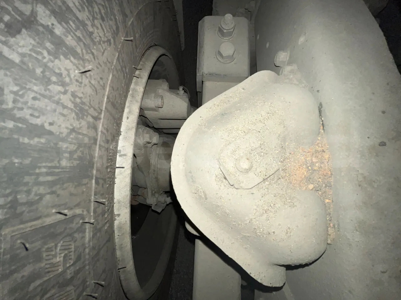 Mercedes-Benz 816 - axle 2 caliper brakes right