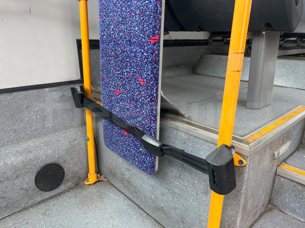 Mercedes-Benz 816 - single seat detail