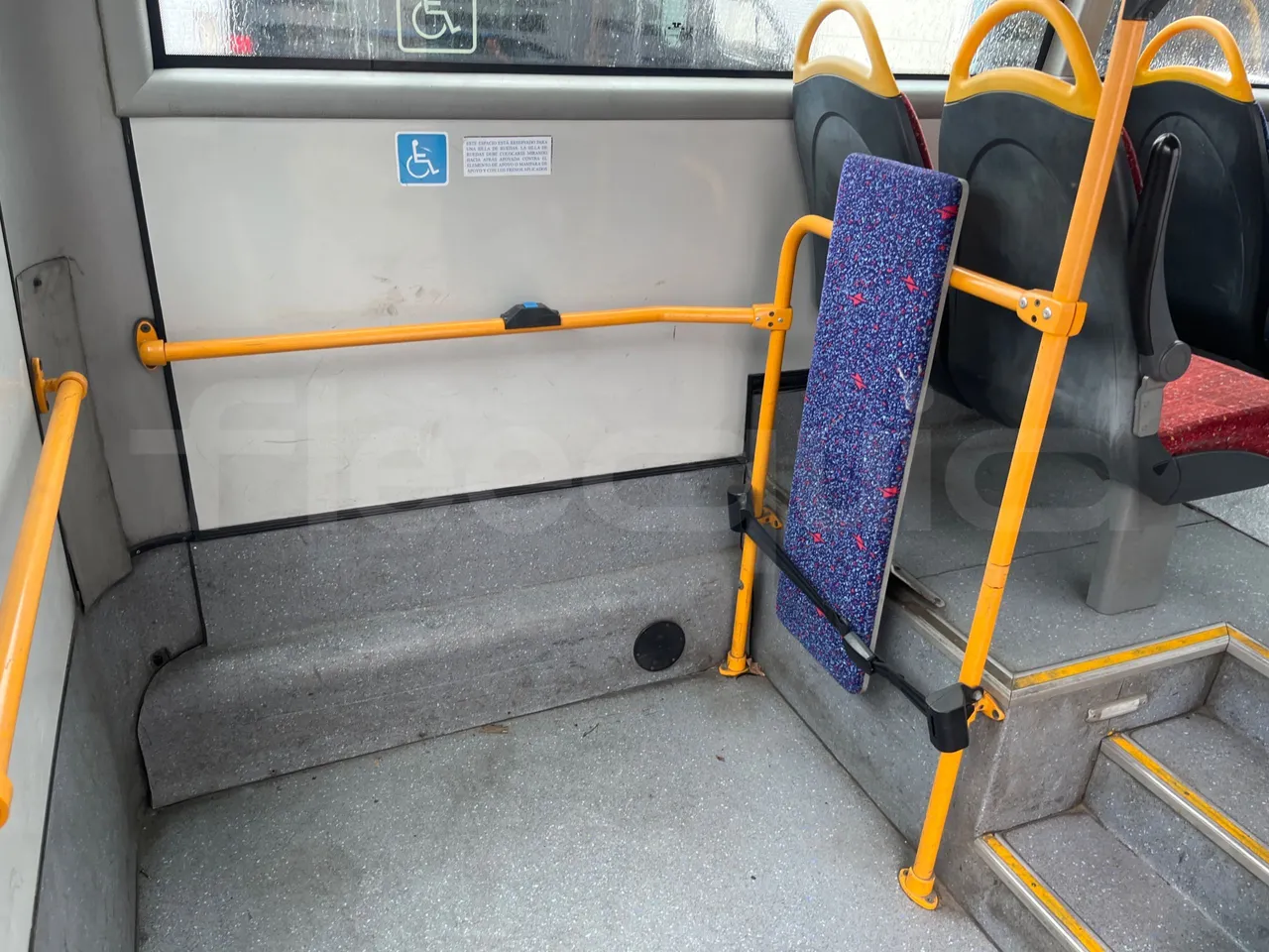 Mercedes-Benz 816 - disabled area photo