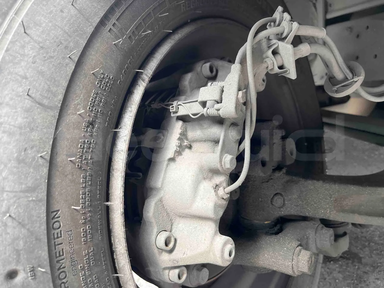 Mercedes-Benz 816 - front brake calipers right