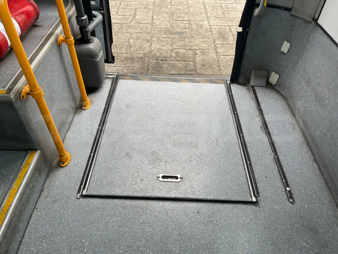 Mercedes-Benz 816 - floor hatches photo